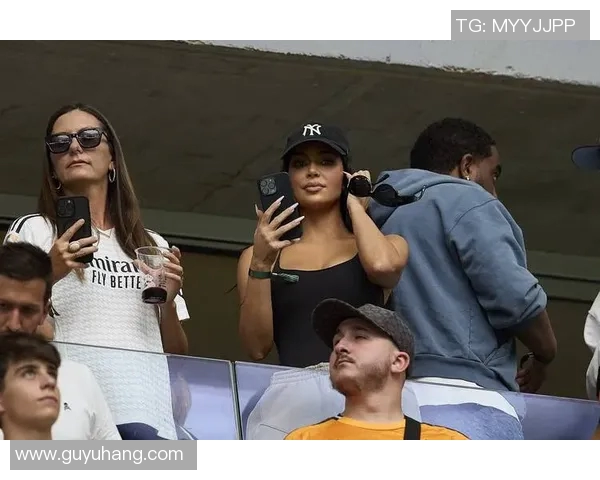 足球明星携手卡戴珊品牌引领时尚潮流掀起全球热潮 足球明星携手卡戴珊品牌引领时尚潮流掀起全球热潮