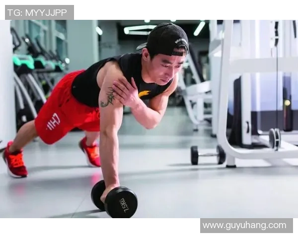 哑铃训练上胸肌的有效方法与技巧分享让你轻松塑造完美胸部线条